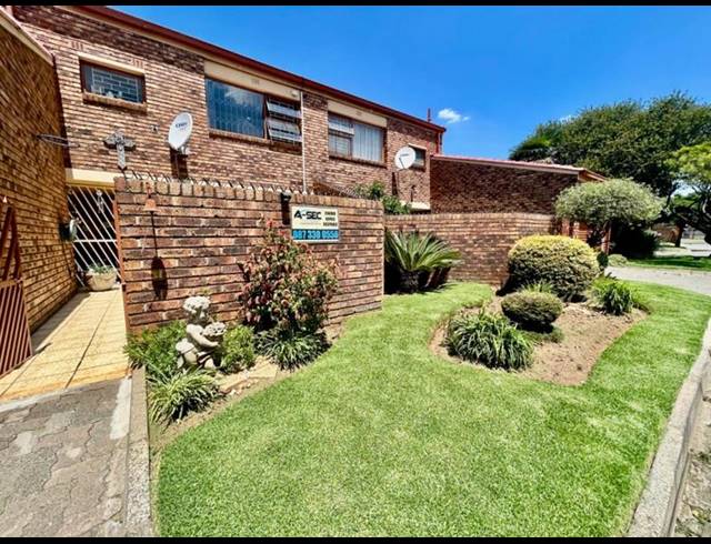 3 BEDROOM TOWNHOUSE FOR SALE IN VANDERBIJLPARK CE 3